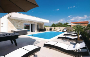 Stunning Home In Sukosan With Jacuzzi